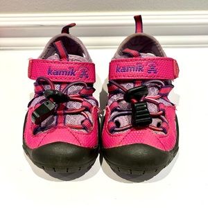 Kamik closed-toe sandals for toddlers, size 5.